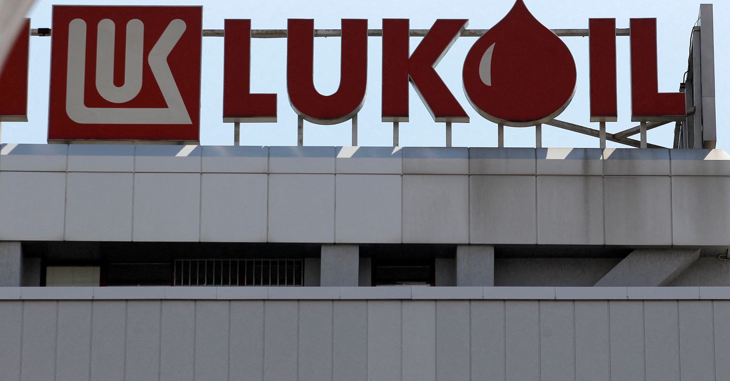 https://i2.res.24o.it/images2010/S24/Documenti/2025/10/29/Immagini/Ritagli/2025-10-27T201737Z_1339236640_RC2JKHARPF6N_RTRMADP_5_RUSSA-LUKOIL-SANCTIONS-ASSETS-U01103667171GZl-1440x752@IlSole24Ore-Web.JPG