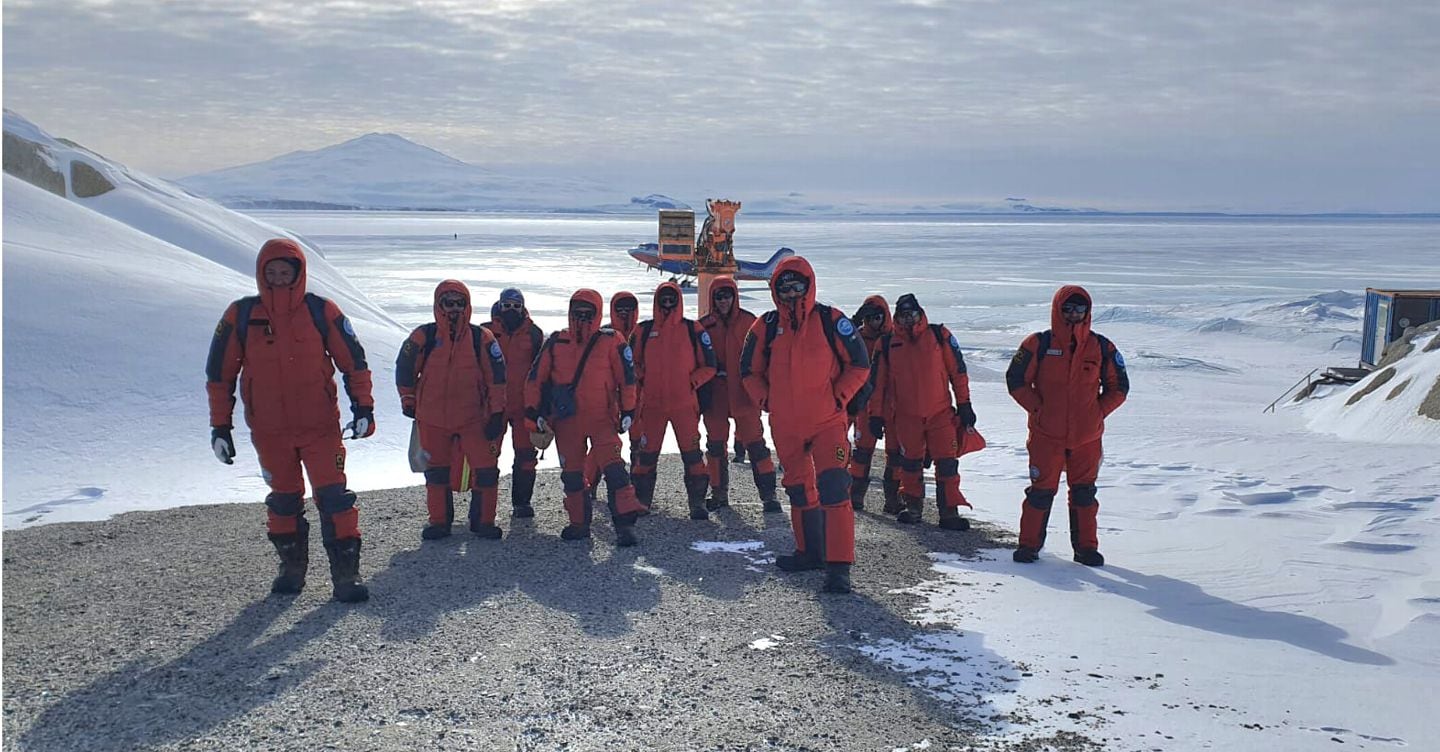 https://i2.res.24o.it/images2010/S24/Documenti/2025/10/29/Immagini/Ritagli/Arrivo%20del%20primo%20contingente%20di%20tecnici%20presso%20la%20base%20Mario%20Zucchelli%20in%20Antartide@PNRA%20-U21558575356ZVy-1440x752@IlSole24Ore-Web.jpg