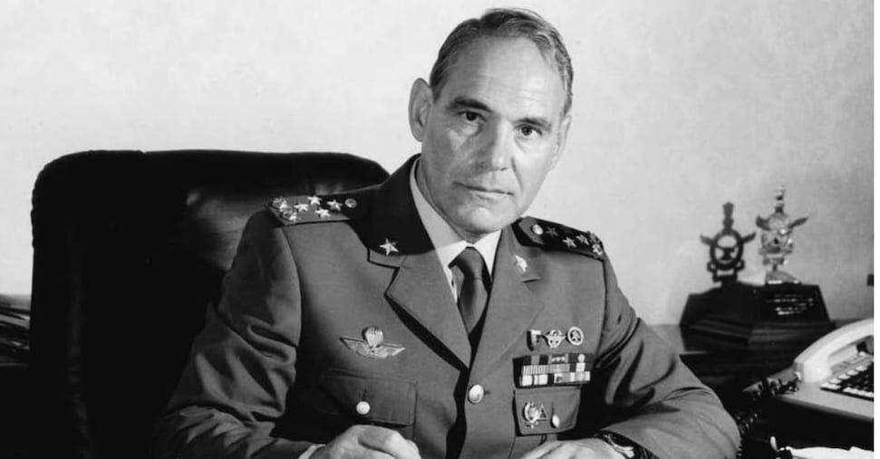 È morto Franco Angioni, comandò nel 1982 la missione italiana in Libano È morto Franco Angioni, comandò nel 1982 la missione italiana in Libano