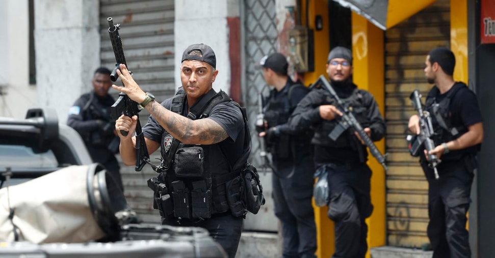 Operazione anti-narcotici: scontro tra forze di sicurezza e trafficanti nelle favelas di Rio de Janeiro: almeno 64 morti Operazione anti-narcotici: scontro tra forze di sicurezza e trafficanti nelle favelas di Rio de Janeiro: almeno 64 morti