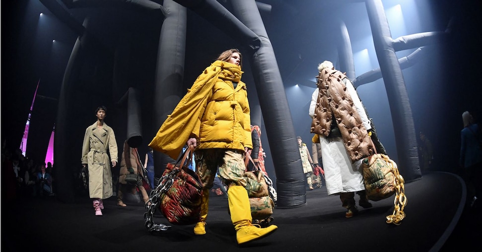 Borsa sospesa: Europa aspetta il taglio della Fed, a Milano Moncler in coda e Finecobank sprinta