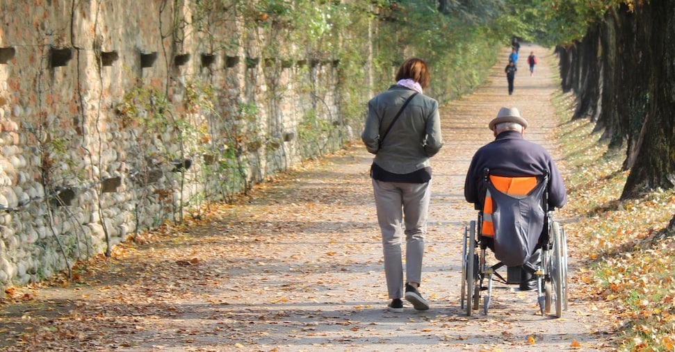 Badanti e baby sitter, firmato il rinnovo del contratto: aumenti pari a 100 euro Badanti e baby sitter, firmato il rinnovo del contratto: aumenti pari a 100 euro