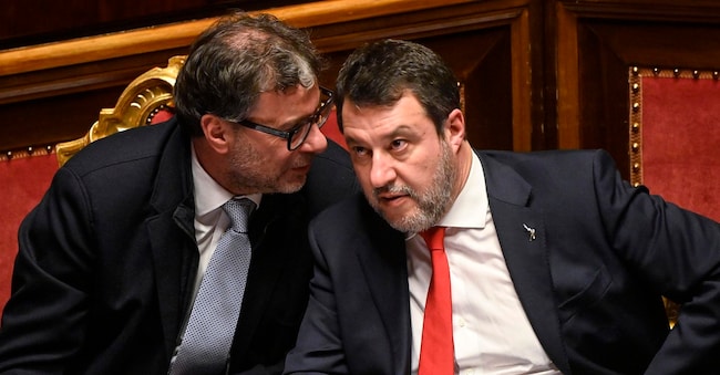 Il ministro delle Infrastrutture e dei Trasporti, Matteo Salvini (D), con il ministro dell’Economia, Giancarlo Giorgetti (S). (Ansa)