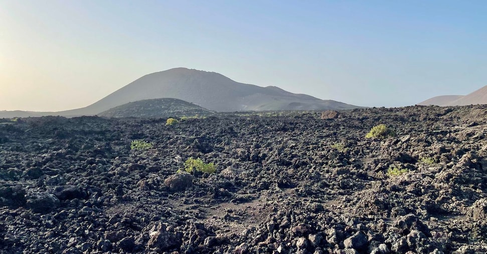 L’estate continua a Lanzarote, isola di vulcani grotte laviche e natura misteriosa