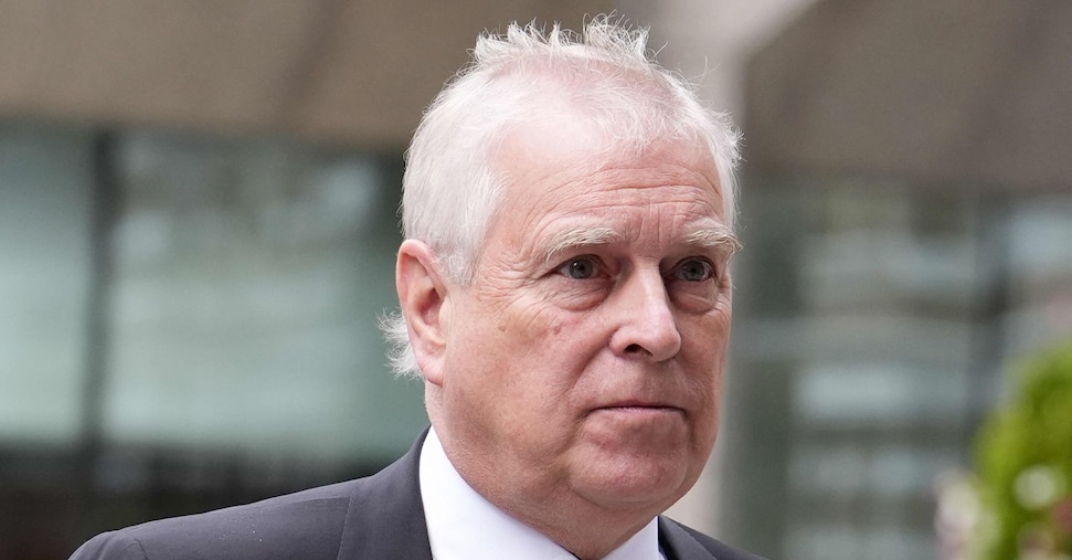 Regno Unito, il principe Andrea perderà il titolo reale Regno Unito, il principe Andrea perderà il titolo reale