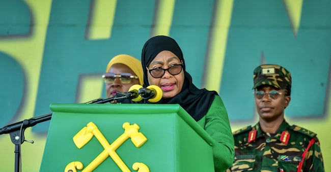 La presidente in carica della Tanzania, Samia Suluhu Hassan, candidata presidenziale del partito di governo Chama Cha Mapinduzi (CCM) pronuncia le sue dichiarazioni durante il comizio di chiusura della campagna elettorale del partito a Mwanza, il 28 ottobre 2025. La presidente tanzaniana Samia Suluhu Hassan ha ottenuto una schiacciante vittoria elettorale con il 97,66% dei voti, come ha annunciato la commissione elettorale il 1° novembre 2025, dopo uno scrutinio in cui mancavano i principali candidati dell'opposizione e che è sfociato in violente proteste. (Foto di Michael JAMSON / AFP)