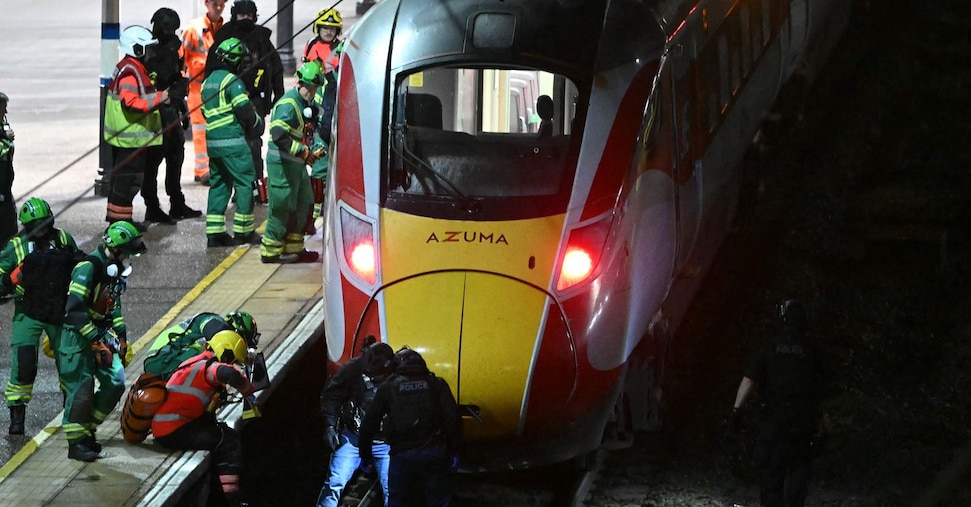 Gb, assalto a un treno: 10 persone accoltellate, 9 gravi. Starmer: «Fatto terribile e preoccupante»