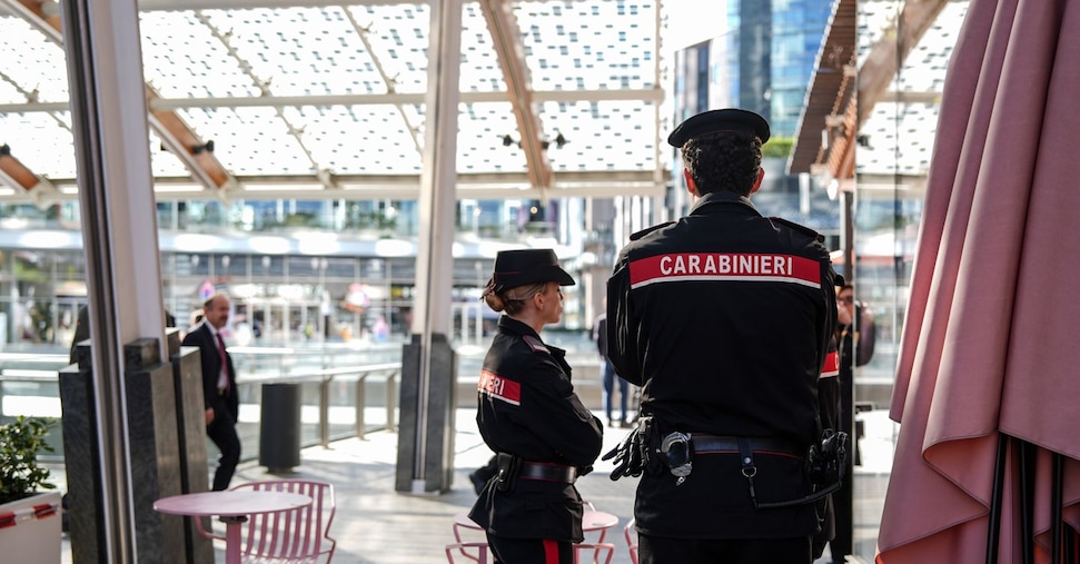 Milano, donna accoltellata in piazza Gae Aulenti