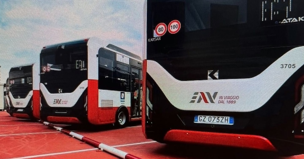 La transizione tocca Napoli: in strada i primi quattro Bus elettrici
