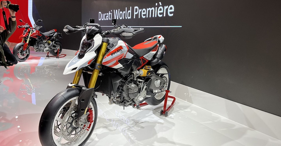 A Eicma 2025 Ducati svela Hypermotard V2 e DesertX; debutta la Monster MY26