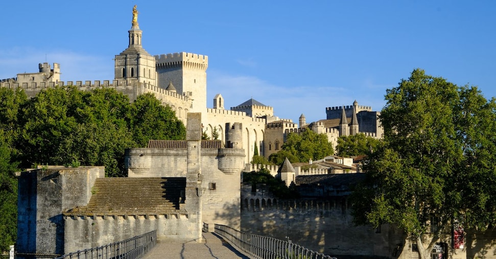 Tra i vicoli medioevali di Avignone, città di storia, cultura e tradizioni