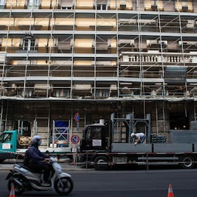 Construction workers work on scaffolding on a building site in Milan, Italy, on Monday, May 4, 2020. With Italy still in the throes of Europe's deadliest coronavirus outbreak, more than 4 million people are cleared to return to work on Monday. Photographer: Camilla Cerea/Bloomberg