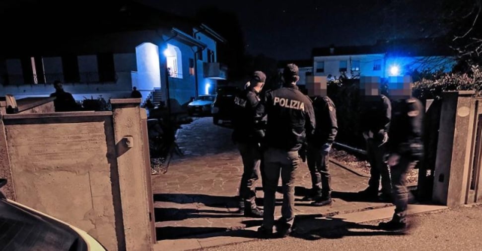 A Rovigo spara e ferisce il ladro ma non è indagato grazie alla nuova legge sulla legittima difesa. Meloni: «La difesa è sempre legittima»