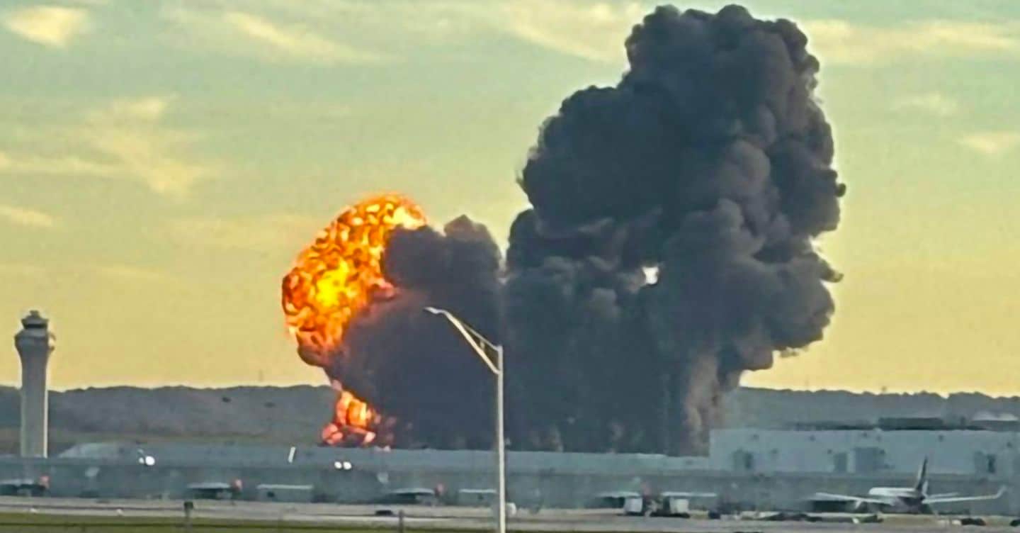 Un aereo diretto alle Hawaii si è schiantato al decollo colpendo attività commerciali: sette morti