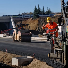 PEDEMONTANA CANTIERE AUTOSTRADALE AUTOSTRADA OPERAIO OPERI MEZZI IN MOVIMENTO ASFALTO CARREGGIATA STRADA SCHIACCIASASSI