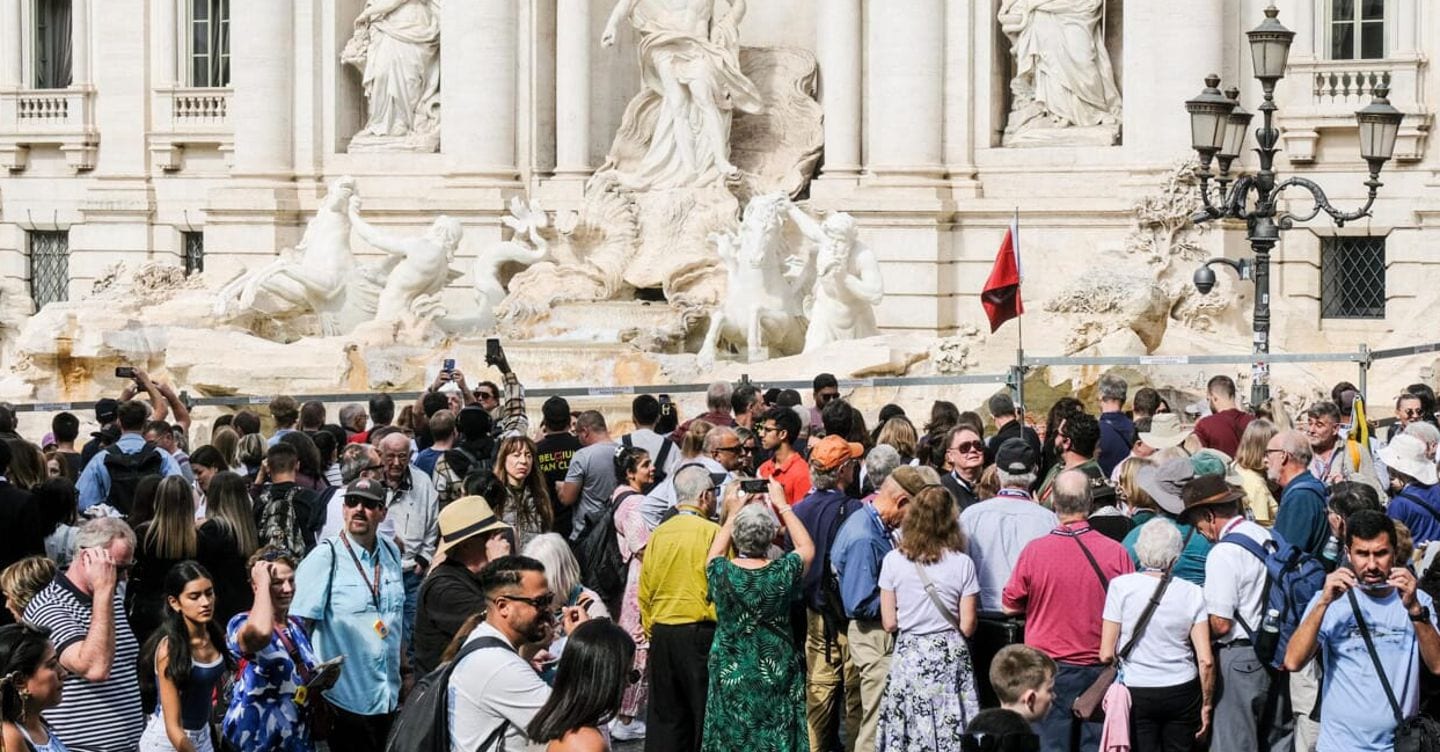 https://i2.res.24o.it/images2010/S24/Documenti/2025/11/06/Immagini/Ritagli/turisti%20trevi%20lapresse-U86572284454tYG-1440x752@IlSole24Ore-Web.jpg