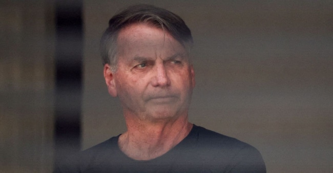 FOTO D’ARCHIVIO: L’ex presidente brasiliano Jair Bolsonaro si trova nella sua abitazione mentre è agli arresti domiciliari, ordinati dal giudice della Corte Suprema Alexandre de Moraes, in attesa del processo per un presunto complotto volto a ribaltare le elezioni del 2022, a Brasilia, Brasile, il 14 agosto 2025. REUTERS/Adriano Machado/Foto d’archivio