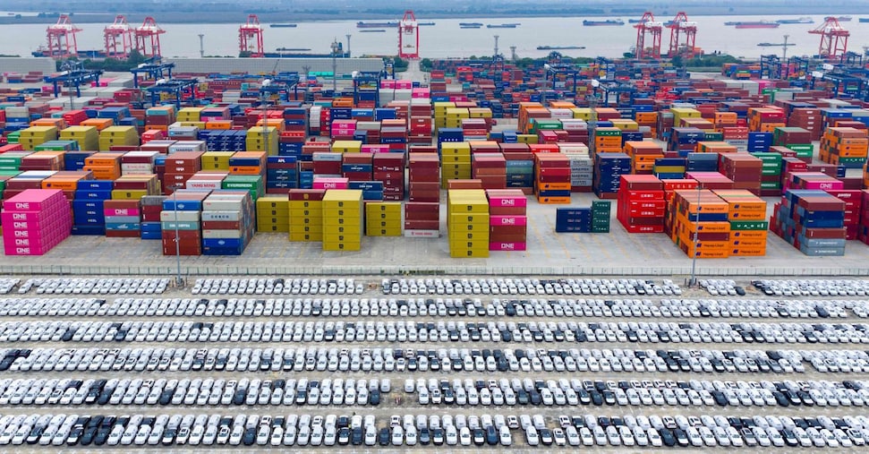 Cina, export di ottobre crolla a -1,1%. Pesano consumi interni e dazi