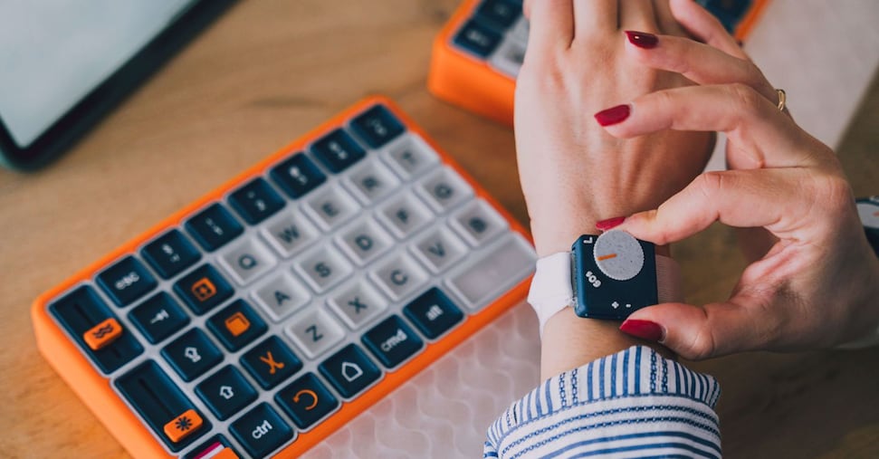 James Dyson Award 2025: vince la tastiera che monitora il Parkinson e un sensore smart per l’acqua