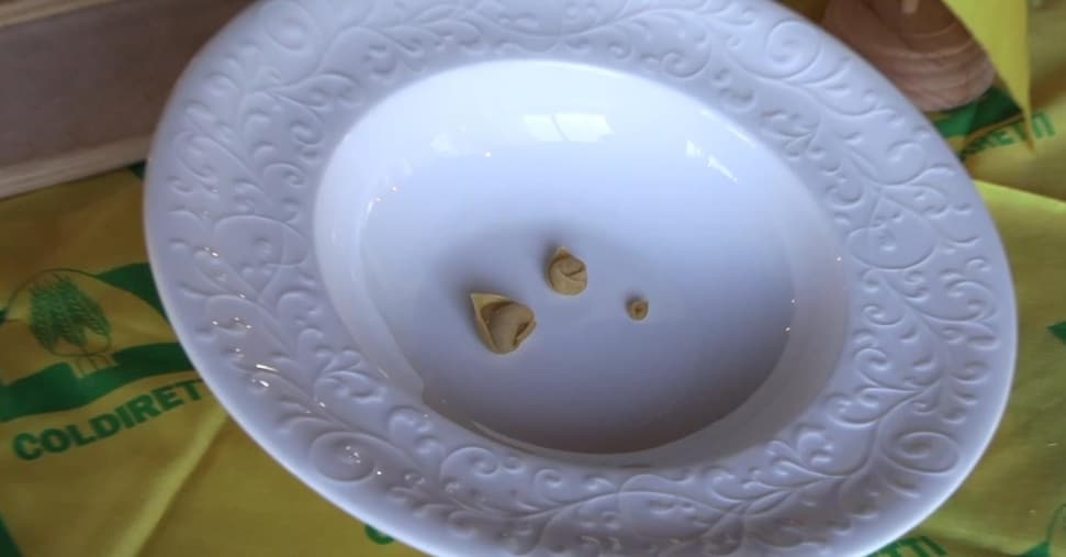 In piazza a Bologna arriva il tortellino più piccolo del mondo