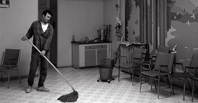 Jeff Wall – Volunteer (1996); ©Jeff Wall, Courtesy Glenstone Museum; Jeff Wall – Living, Working, Surviving – mostra monografica su Jeff Wall (Vancouver, 1946); MAST - Bologna, via Speranza 42 (fino all’8 marzo 2026)