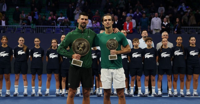 Il serbo Novak Djokovic posa con il trofeo dopo aver vinto la finale del torneo 250 di Atene, insieme al finalista, l'italiano Lorenzo Musetti REUTERS/Louiza Vradi