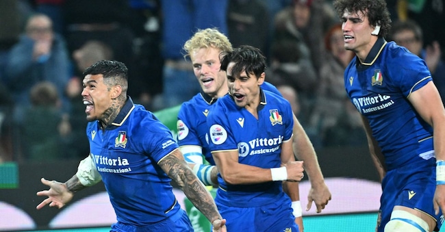  L'ala #11 dell'Italia Monty Ioane festeggia con i compagni di squadra dopo aver segnato una meta durante la partita di rugby internazionale Autumn Nations Series tra Italia e Australia (wallabies) allo stadio Friuli di Udine l'8 novembre 2025. (Foto di Stefano RELLANDINI / AFP)