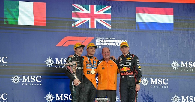 Il pilota britannico della McLaren Lando Norris (2a-L), il pilota italiano della Mercedes Kimi Antonelli (L) e il pilota olandese della Red Bull Racing Max Verstappen (R), terzo classificato, posano per una foto sul podio dopo il Gran Premio di Formula 1 di San Paolo sul circuito Jose Carlos Pace, noto come Interlagos, a San Paolo, Brasile, il 9 novembre 2025. (Foto di Nelson ALMEIDA / AFP)