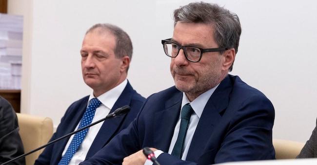 Il Capogruppo M5s, Gianmauro Dell’Olio, e il ministro dell’Economia Giancarlo Giorgetti, durante l’audizione davanti alle commissioni Bilancio di Camera e Senato, sulla legge di bilancio 2026, Roma, 6 novembre 2025.  ANSA/MASSIMO PERCOSSI