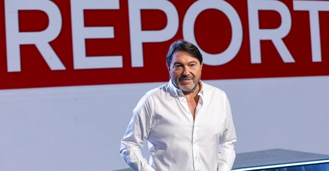 Il giornalista e conduttore Sigfrido Ranucci posa per i fotografi nello studio del programma televisivo della Rai “Report”, Roma, 07 novembre 2025. ANSA/ANGELO CARCONI
