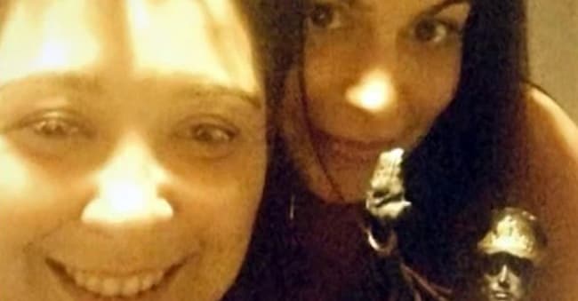 Un frame del video che andrà in onda oggi nella puntata di Report e anticipato sulla pagina Facebook della trasmissione, in cui è ritratta, in una foto del 2015, Chiara Colosimo, deputata di FdI e presidente della Commissione Antimafia, mentre si fa «ritrarre in posa con un busto di Benito Mussolini»