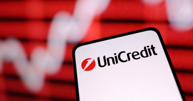  Il logo della banca Unicredit e il grafico delle azioni in rialzo sono visibili in questa illustrazione del 12 marzo 2023. REUTERS/Dado Ruvic/Illustrazione/Foto d'archivio