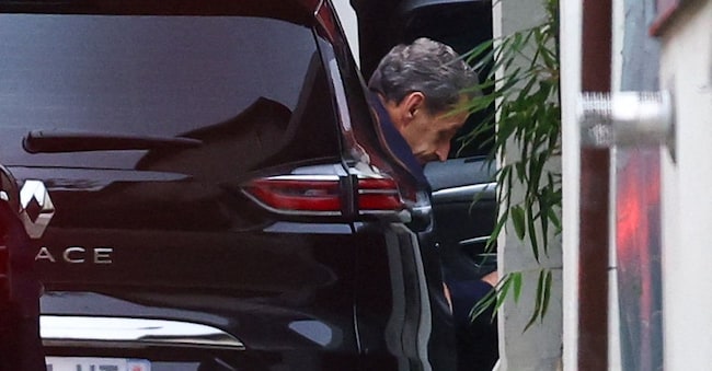 L’ex presidente Nicolas Sarkozy scende dall’autovettura che lo ha riportato a casa dopo la decisione della Corte d’Appello di Parigi, che lo ha scarcerato, il 10 novembre 2025 REUTERS/Yves Herman