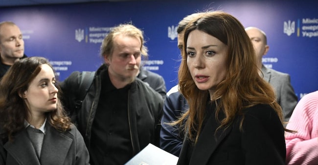 Il Ministro dell'Energia ucraino Svitlana Grynchuk (R) parla con i giornalisti durante una conferenza stampa presso il Ministero dell'Energia dell'Ucraina a Kiev il 10 novembre 2025, durante l'invasione russa dell'Ucraina. Il 10 novembre 2025 l'agenzia anticorruzione ucraina ha dichiarato di aver condotto incursioni su larga scala nel settore energetico del Paese, un'operazione che arriva dopo mesi di lotte intestine sull'impegno di Kiev contro la corruzione. (Foto di Genya SAVILOV / AFP)
