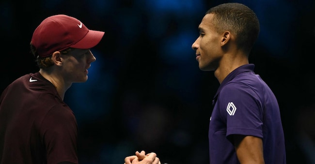 L'italiano Jannik Sinner stringe la mano al canadese Felix Auger-Aliassime dopo aver vinto l'incontro alle ATP Finals di Torino il 10 novembre 2025. (Foto di Marco BERTORELLO / AFP)