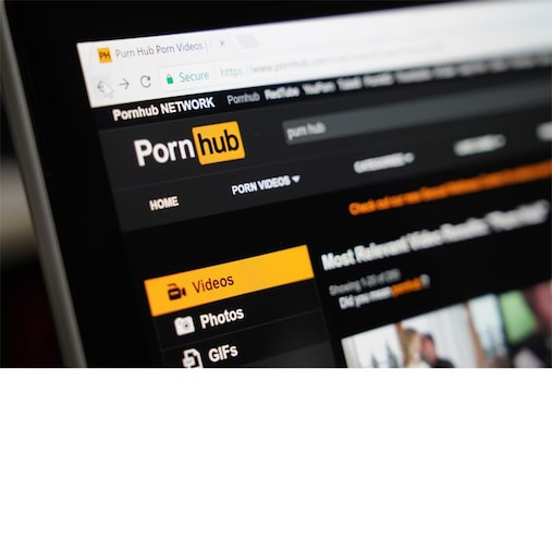 Contenuti pornografici, il blocco ai minori scatterà nel 2026 per i siti stranieri