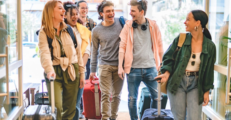 Italiani con la valigia, in vent’anni 1,64 milioni di espatri. Non solo cervelli: i giovani partono in cerca di dignità