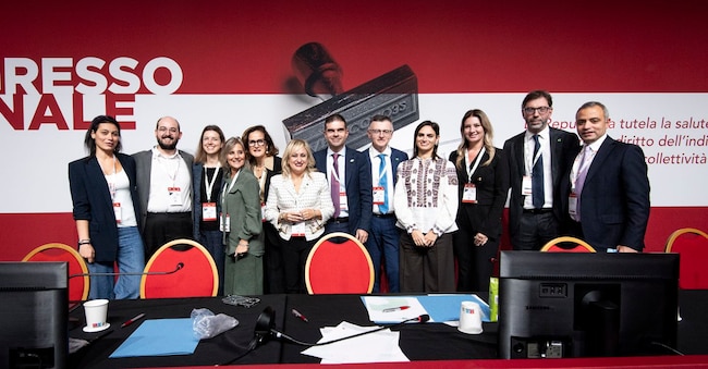 La foto del nuovo direttivo dell'Aiom (Associazione italiana di oncologia medica) in carica fino al 2027