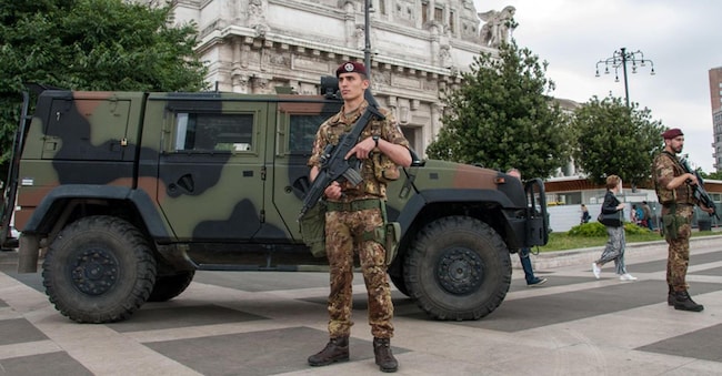 Attività di presidio fisso alla Stazione Centrale (P.le Duca D'Aosta) a Milano nell'ambito dell'operazione 'Strade Sicure'. L'operazione "Strade Sicure", avviata il 4 agosto 2008, vede i militari dell'Esercito impiegati in ambito nazionale, in concorso e congiuntamente alle Forze di Polizia, per il presidio del territorio e delle principali aree metropolitane e la sorveglianza dei punti sensibili.