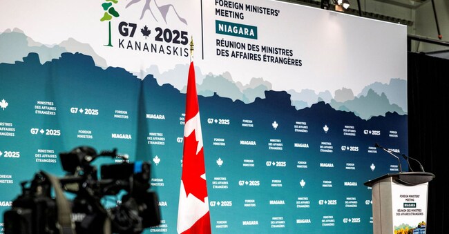 Una telecamera è puntata su un podio prima della riunione dei ministri degli Esteri del G7 a Niagara-on-the-Lake, Ontario, Canada, 11 novembre 2025. REUTERS/Carlos Osorio