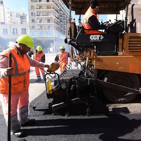 RIFACIMENTO ASFALTO STRADA STRADE STRADALE MANUTENZIONE ASFALTATURA BITUME RIPRISTINO MANTO STRADALE OPERAIO OPERAI