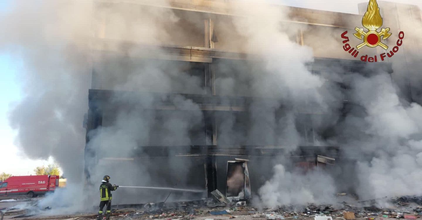 Incendio in un edificio occupato a Roma, ferito un uomo: si è lanciato per sfuggire alla fiamme