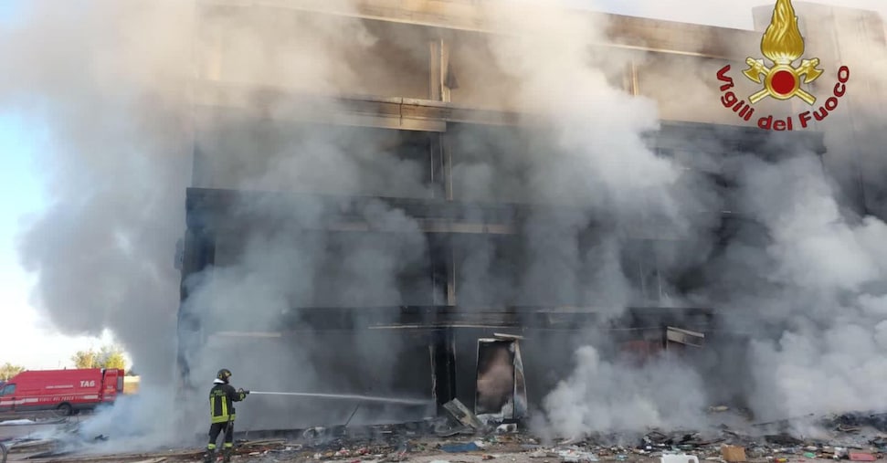 Incendio in un edificio occupato a Roma, ferito un uomo: si è lanciato per sfuggire alla fiamme