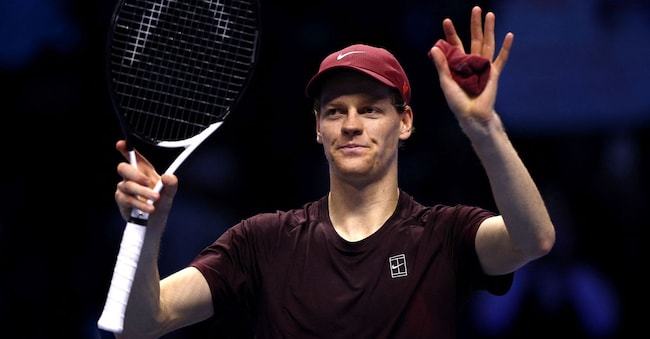 Tennis - ATP Finals - Torino - Palasport Olimpico, Torino, Italia - 12 novembre 2025 L'italiano Jannik Sinner festeggia la vittoria nella fase a gironi contro il tedesco Alexander Zverev REUTERS/Guglielmo Mangiapane