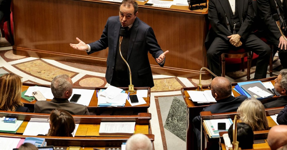 Francia, l’Assemblée sospende la riforma delle pensioni