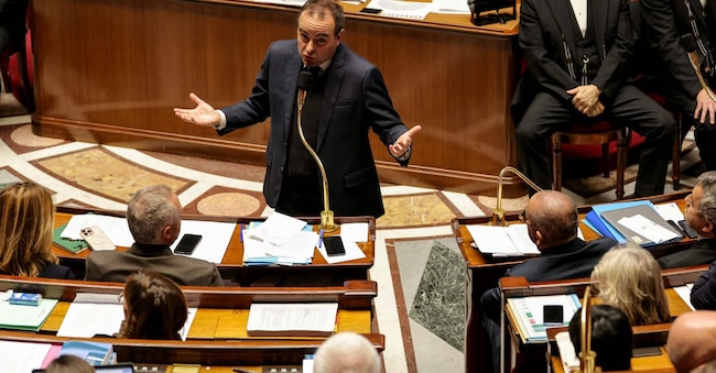 Il primo ministro francese Sebastien Lecornu (C) parla durante una sessione di interrogazioni al governo all'Assemblea nazionale, la camera bassa del Parlamento francese, a Parigi il 12 novembre 2025. (Foto di Thomas SAMSON / AFP)