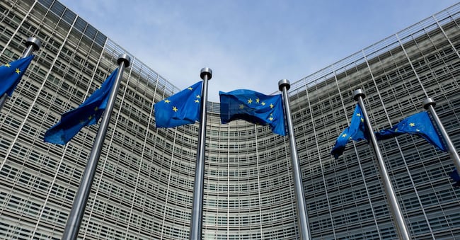 Bandiere europee davanti alla sede della Commissione europea a Bruxelles  (Foto di Melissa Rosca / Hans Lucas via AFP)