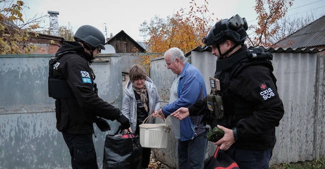 Civili ucraini vengono evacuati dalla città di Druzhkivka, Donetsk, Ucraina, il 12 novembre 2025, da un team della East SOS Foundation durante l'invasione russa EPA/Maria Senovilla