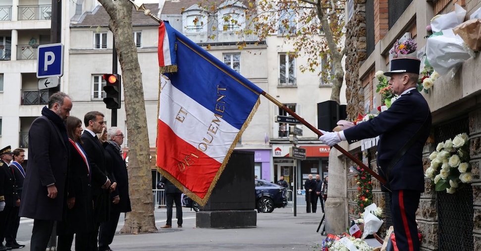 Dieci anni dopo, la Francia ricorda gli attentati di Parigi