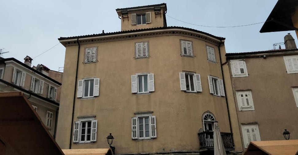 Madre uccide il figlio di 9 anni tagliandogli la gola